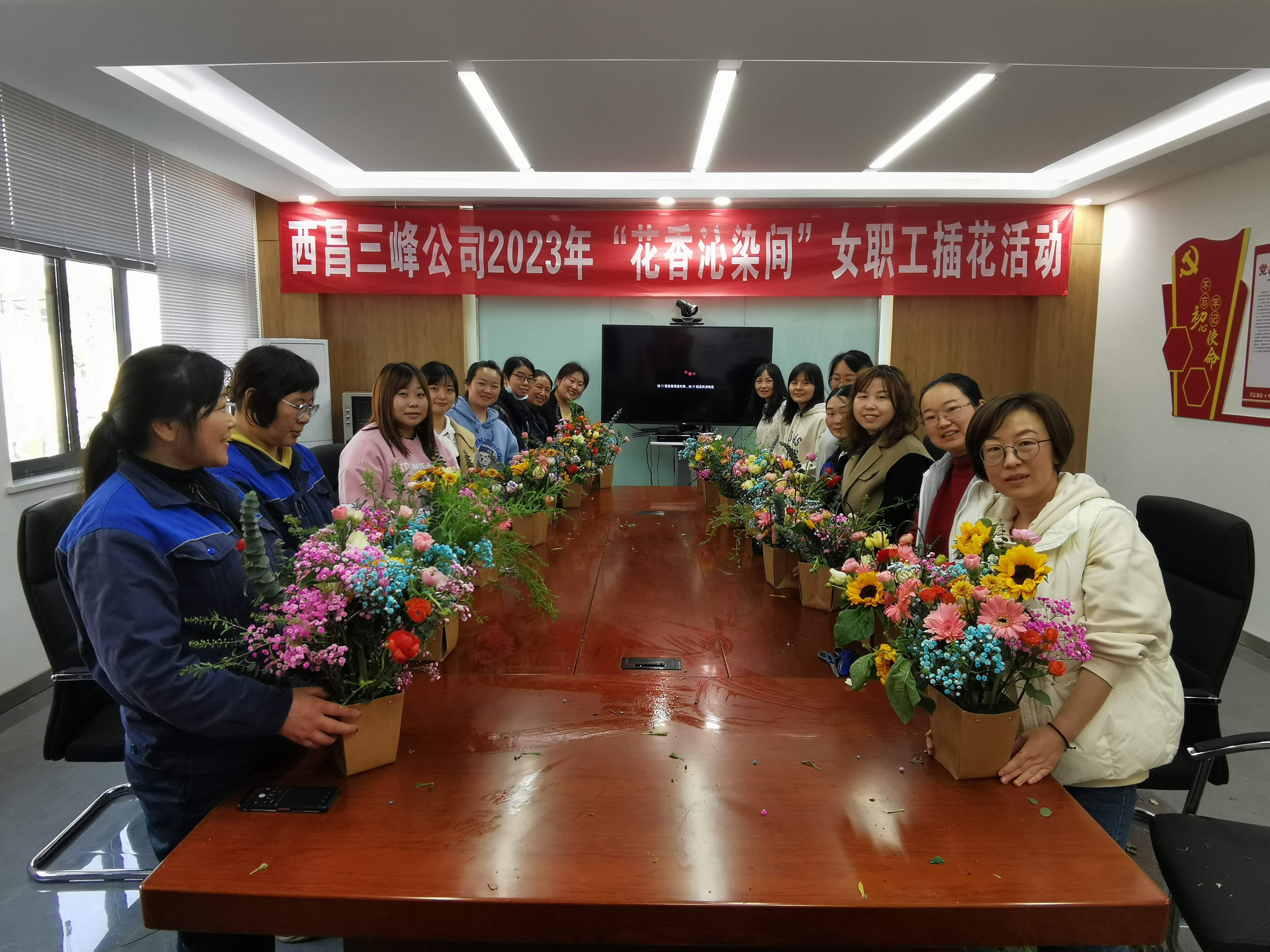 3月7日，四川西昌公司开展“花香沁染间”插花活动。.jpg