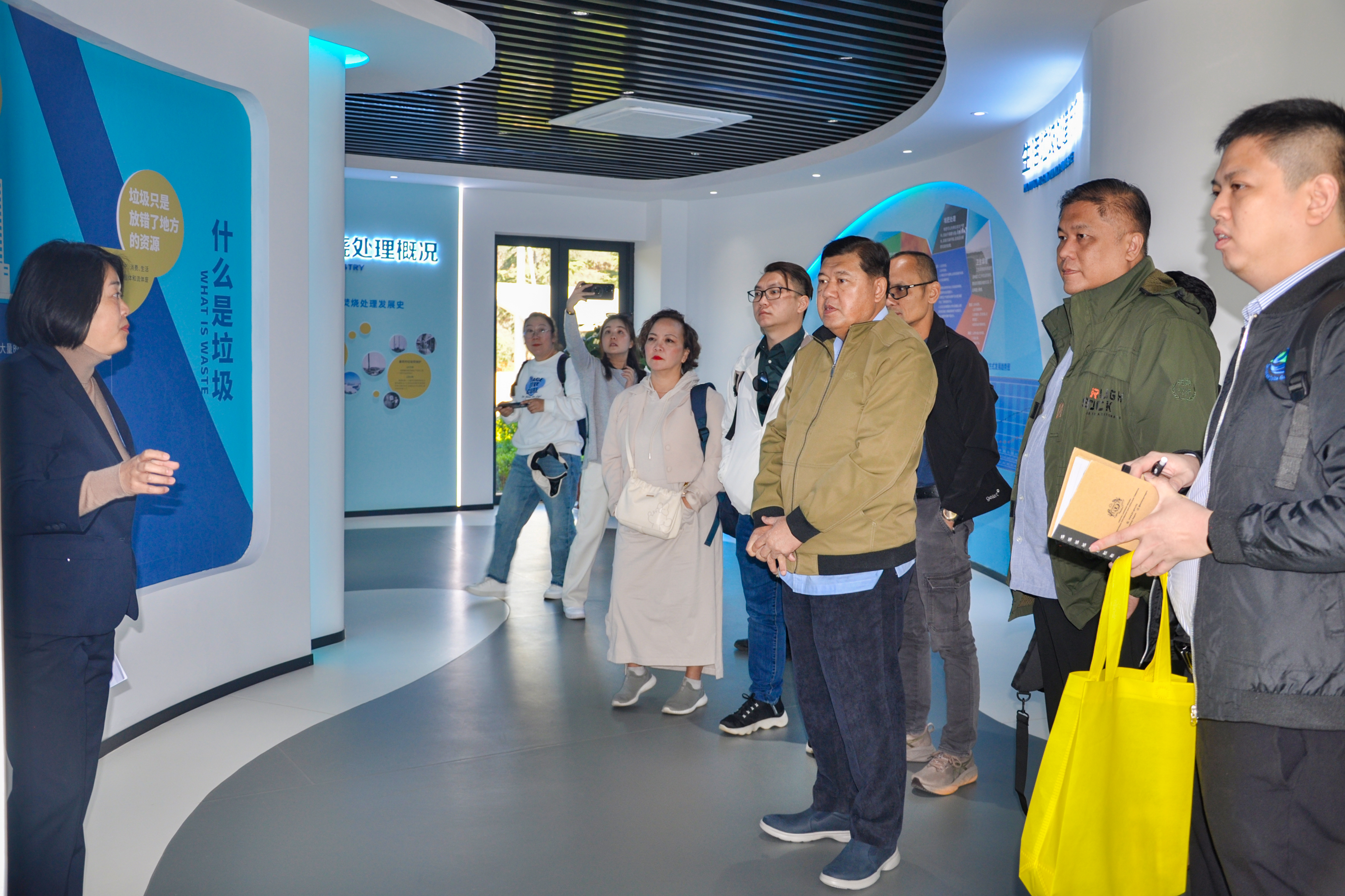 马来西亚古晋南市代表团到昆明开云体育公司参观考察